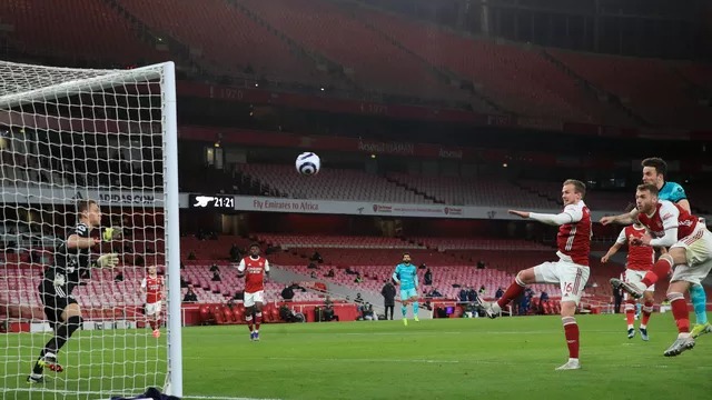 Momento do primeiro gol de Jota na partida; Leno ainda tocou na bola antes de morrer na rede. (Foto: Reprodução/Adam Davy/REUTERS)